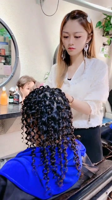 给阿姨做了一款泡面头,显得年轻有气质,真是太漂亮了