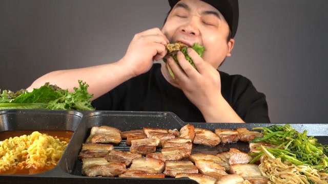 大胃王donkey:展示吃肉新方法,用青菜包裹五花肉,一口气干掉20斤