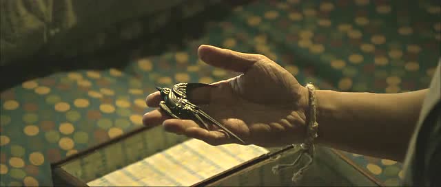 一个人的武林:甄子丹整理东西发现一枚飞镖,着让他表情突变!