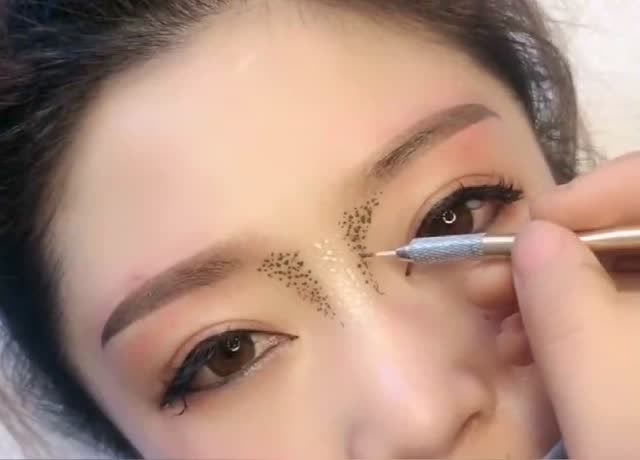 现在都流行纹鼻影了吗?真是手残党的福音,再也不用早起化妆了