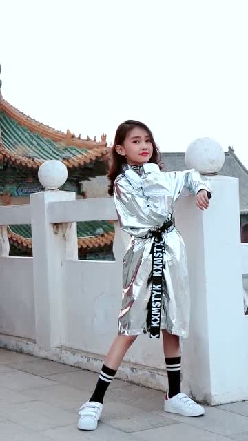 童模宋小睿街头拍照,一举一动都很有范,气质完美到爆!