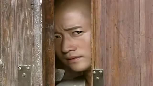 吴京饰演的方世玉得知南少林有难,决定立刻启程回少林寺解围