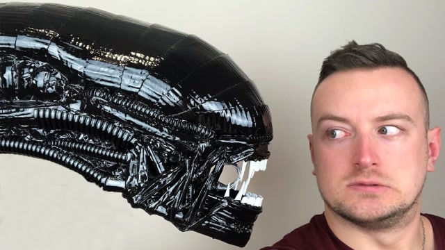 纸板制作的"异形"头颅,成品逼真,不仔细看都以为是电影成真了