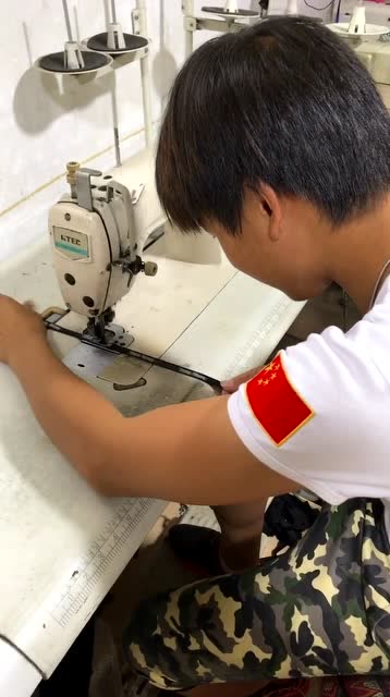精神小伙来工厂体验生活