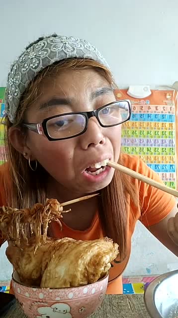 龅牙姐真是吃嘛嘛香啊,油饼加培根金针菇看着我都食欲大增!