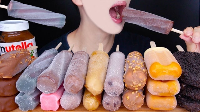 创意吃美食:小帅哥爱吃美味巧克力冰棒