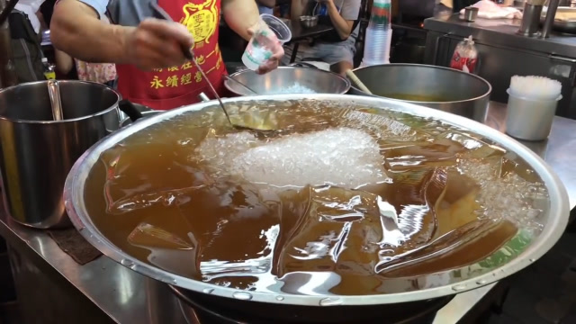 小伙夜市摆摊卖"天价凉粉",一份卖到40元,一天能卖出几大盆!