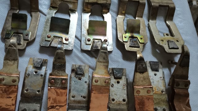 银疙瘩:看看空开上的接触点这么大值不值钱?