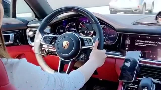 和女朋友的表姐一块去旅游,坐在豪车里面就是舒服,不知道需要注意点