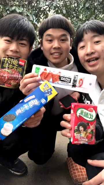 精神小伙吃奥利给套餐,真欢乐