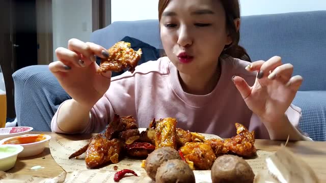 韩国美女吃播真敬业,脚伤也阻挡不了寻觅美食的脚步,啤酒配炸鸡