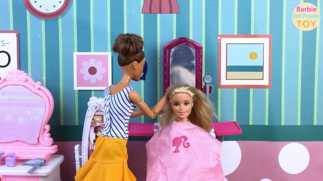 芭比娃娃玩具,芭比和闺蜜去理发店做造型