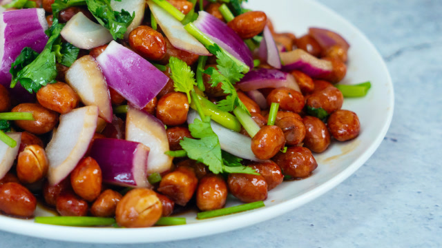 炸花生米有技巧,醋汁调配是关键,饭店的开胃小菜原来这么简单!