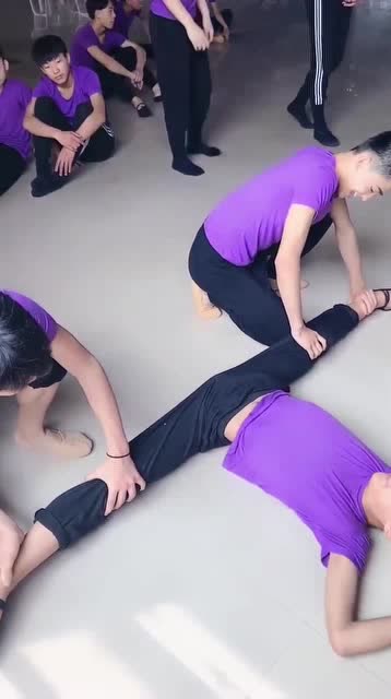 舞蹈生小伙开胯这痛苦的表情看着就很带劲