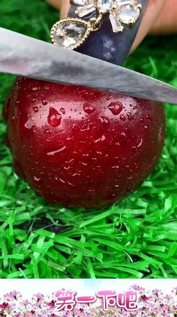 切开一个大樱桃,看到切开后的一幕,好想咬一口!