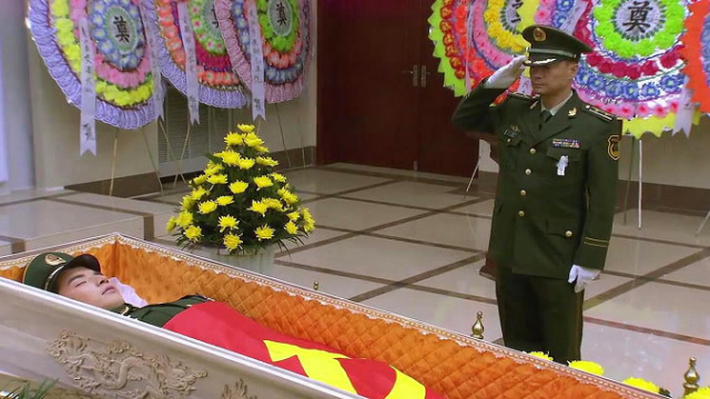 军人光荣牺牲,首长给他下达了最后一个命令,你可以下班休息了!