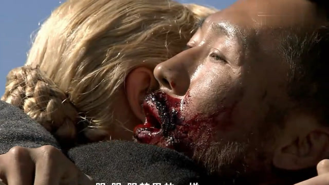 战士为引开鬼子身中数枪,最后死在女教官怀抱里,场面催泪