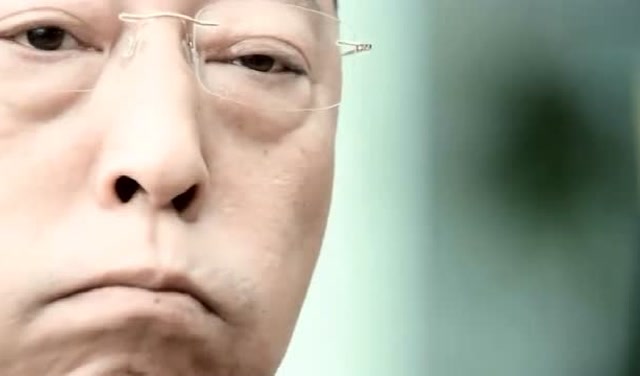 苏大强在枪林弹雨中淡定抽烟