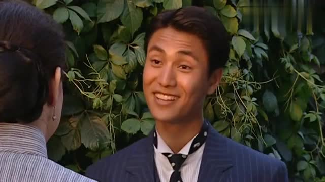 金粉世家:清秋第一次走进金府,敏之见到清秋连连赞绝