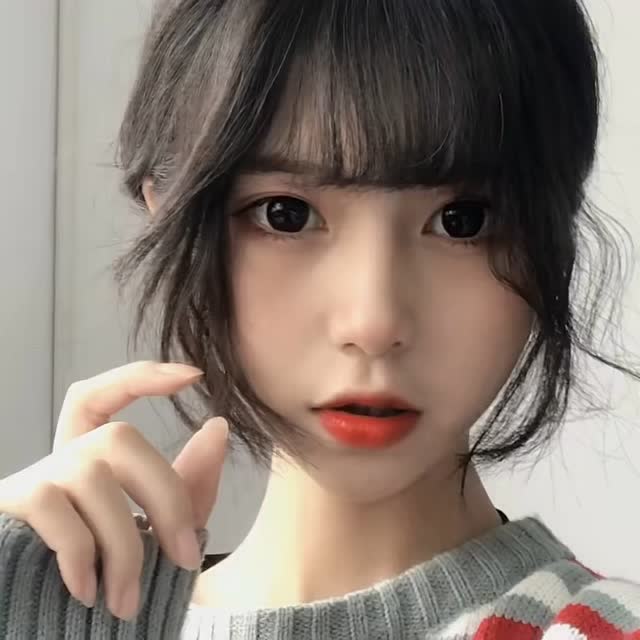 小姐姐秀自拍的样子,样子看着特别可爱