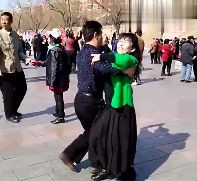 初学双人舞慢四基本步演示,简单易学,你们学会了吗