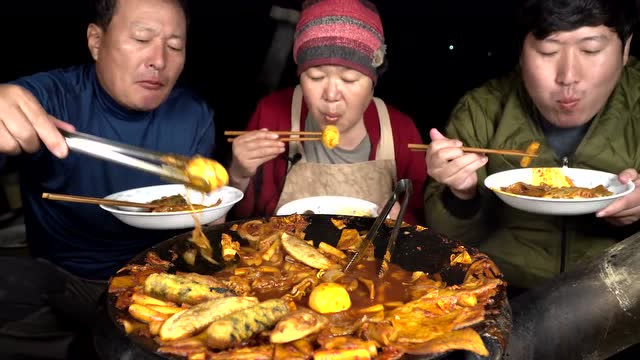 农村一家人吃播,吃海鲜鱼饼拉面搭配煎饺乱炖,这一大锅三人吃的太香了