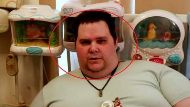 美国32岁的"巨婴",吃奶嘴穿尿布睡婴儿床,害怕成年人的世界