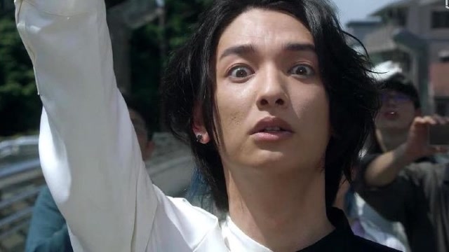 泰迦奥特曼-雾崎鬼畜一般在桥上跳来跳去,原来是在召唤怪兽!