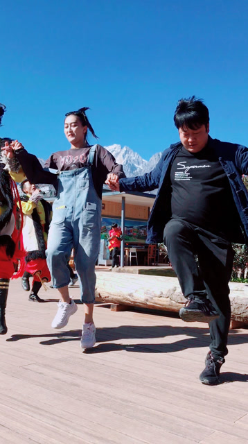 她难道就是传说中的丽江石榴哥老婆