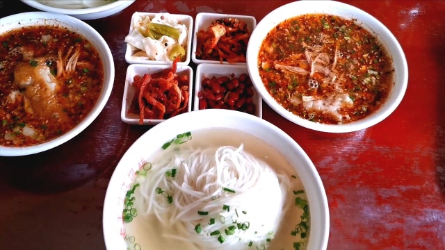 云南巍山古城有一家百年老店,过江饵丝很有名,中份16元,贵吗