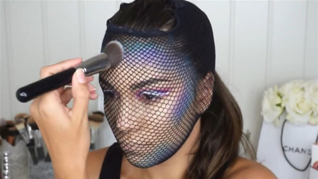 女孩想化人鱼妆,却用渔网袜套头,取下丝袜后秒变迷人精