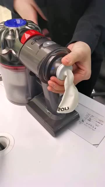 戴森的吹风机还能这样用,吹气球都这么猛,以后车轱辘没气全靠它了!