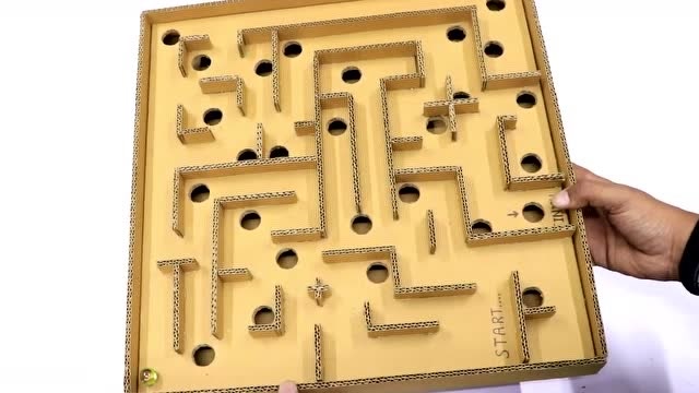 简单几块纸板diy弹珠迷宫,创意又有趣