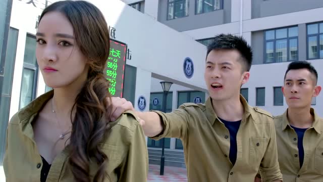 火狼女队vs白鲨队,正打得火热时两魔鬼教官来了,下秒刺激了!