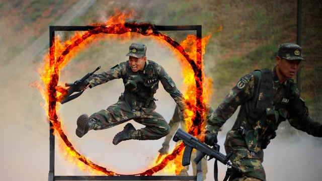 60秒带你看火箭军的操作号手"秒变"特战尖兵