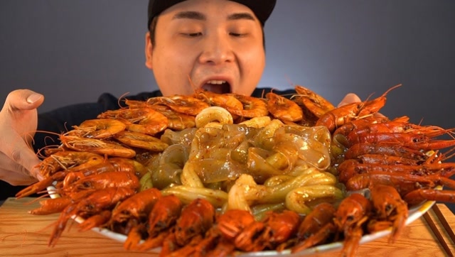 大胃王吃麻辣小龙虾,肉质鲜嫩又肥美,你有没有食指大动?