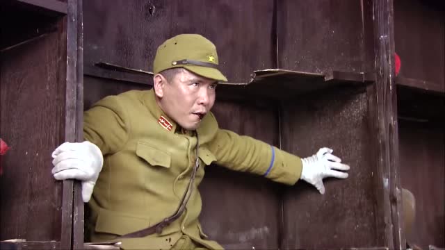 兄弟们上:白狐救了二龙,二龙谢谢白狐,白狐说这下扯平了