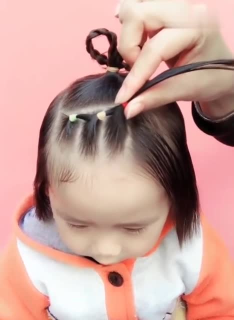 幼儿园短发的小宝宝这样扎头发俏皮又可爱小朋友都喜欢