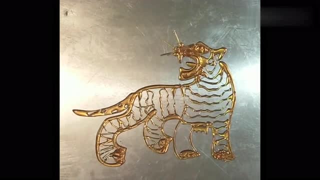 糖画师傅制作了一只威猛的老虎,百兽之王的气质完全的显露出来!