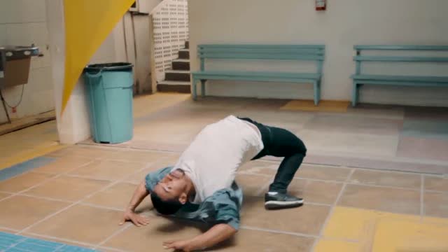 巴西战舞拳手街头打架,各种炫酷腿法齐出,场面堪比大片!