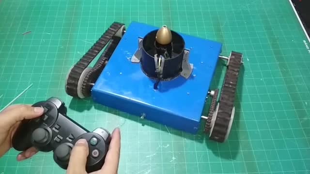 大学生发明的爬墙机器人,原理成谜