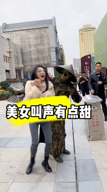 美女只是想拍个照,结果被铜人吓一大跳,太不懂怜香惜玉了!