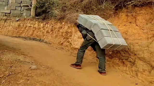 人生路上多艰难,为了自己的牵挂,只能负重前行!