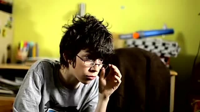 以福尔摩斯之名兔牙男孩眼神犀利,华生被气的抓耳挠腮