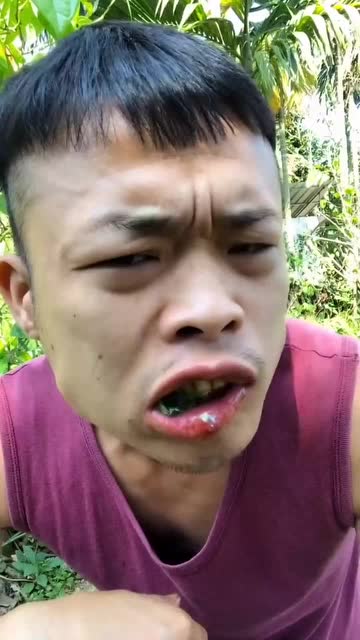 槟榔男神教你怎样吃槟榔,搭配少许的贝壳灰,网友:嘴唇好红!