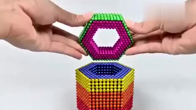 用18888颗巴克球给小仓鼠制作房子,它玩得真开心,下面还有鱼儿