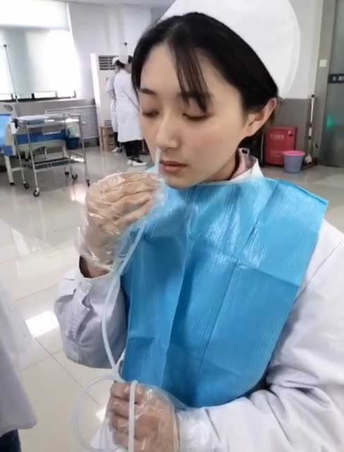 学医就是要对生命负责尝试对自己插胃管真的难受