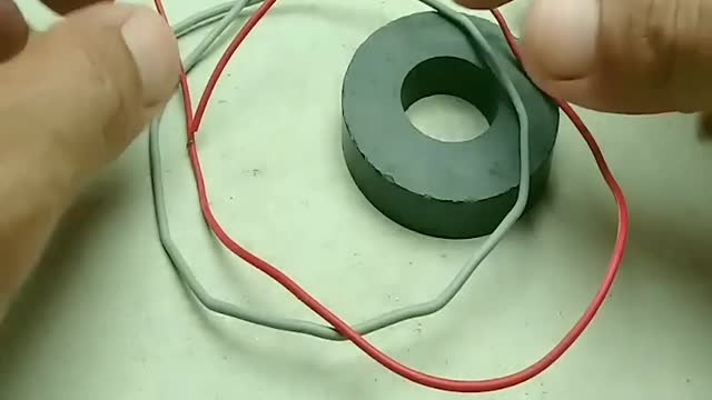 电容磁铁点亮led灯?网友"你这是闪光灯吧,不过颜色还挺好看"
