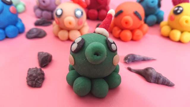 手工diy面塑,用面团捏浅绿色的章鱼