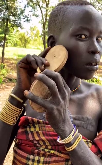 非洲原始部落唇盘族是这样戴耳饰的,看着都疼啊!